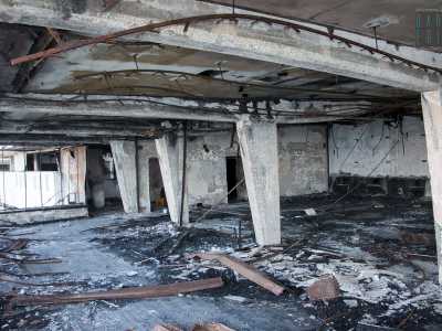 ...mentre a terra calpestiamo un evidente strato di cenere e detriti